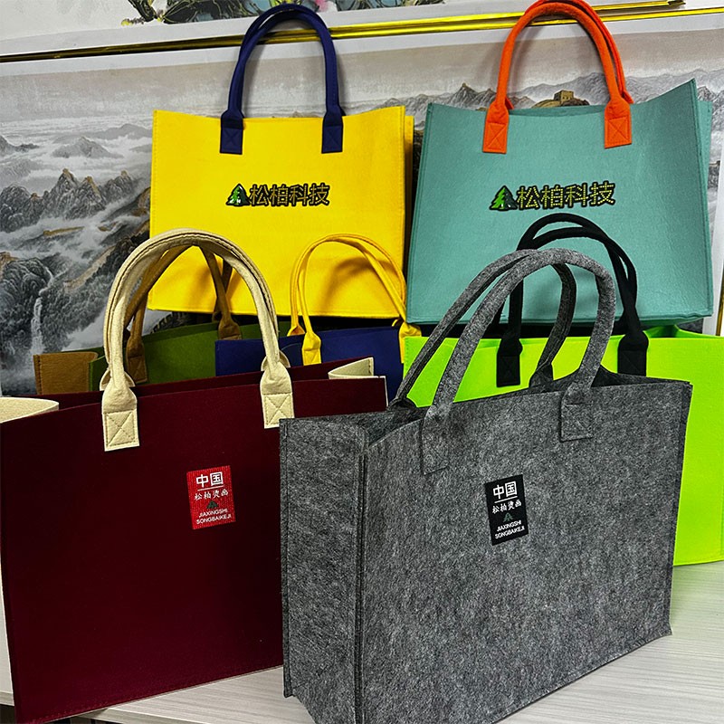 Ručna torbica od filca s oznakom za prijenos topline